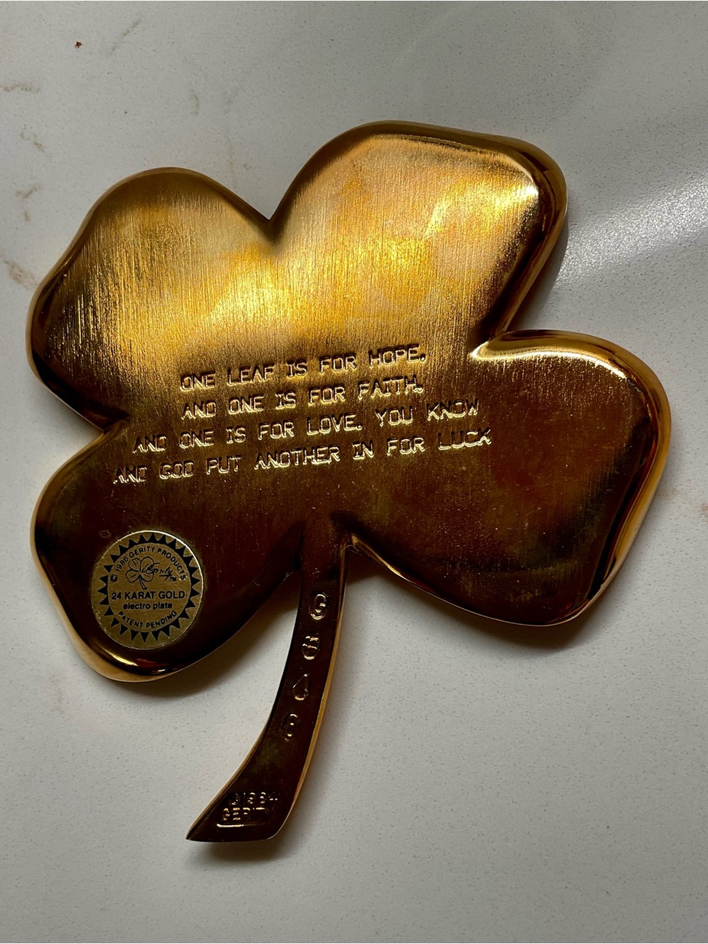 Lovely 24k electroplated 4 leaf clover shamrock paperweight or wall decor. - Picture 6 of 6